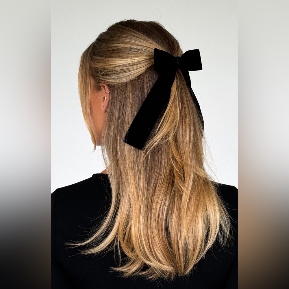 ❌SOLD❌White Fox Xenia Hair Clip Black velvet bow